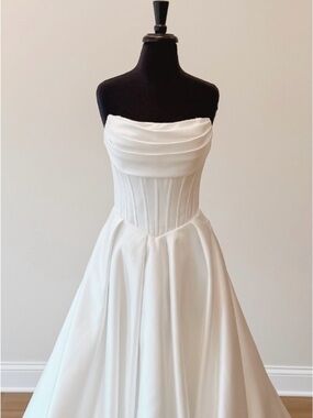 Elegant Strapless White Satin Ball Gown Wedding Dress